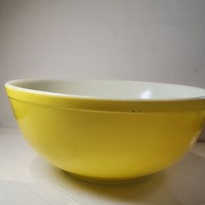 Vintage  Pyrex Primary Yellow Nesting Mixing Bowl 404-4qt